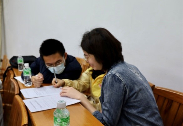 选手们紧张而兴奋地讨论试题