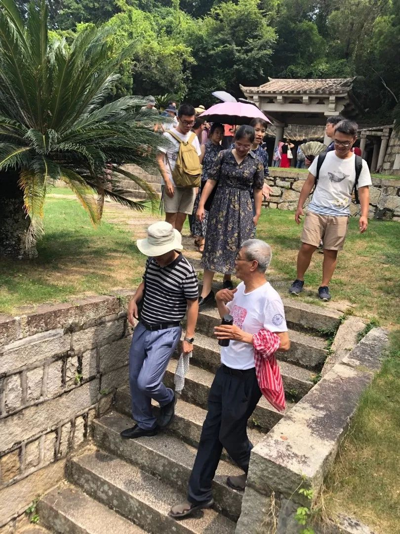 郑振满教授带领学员在泉州实地考察