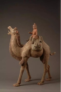 骑驼俑中的胡人头戴毡帽