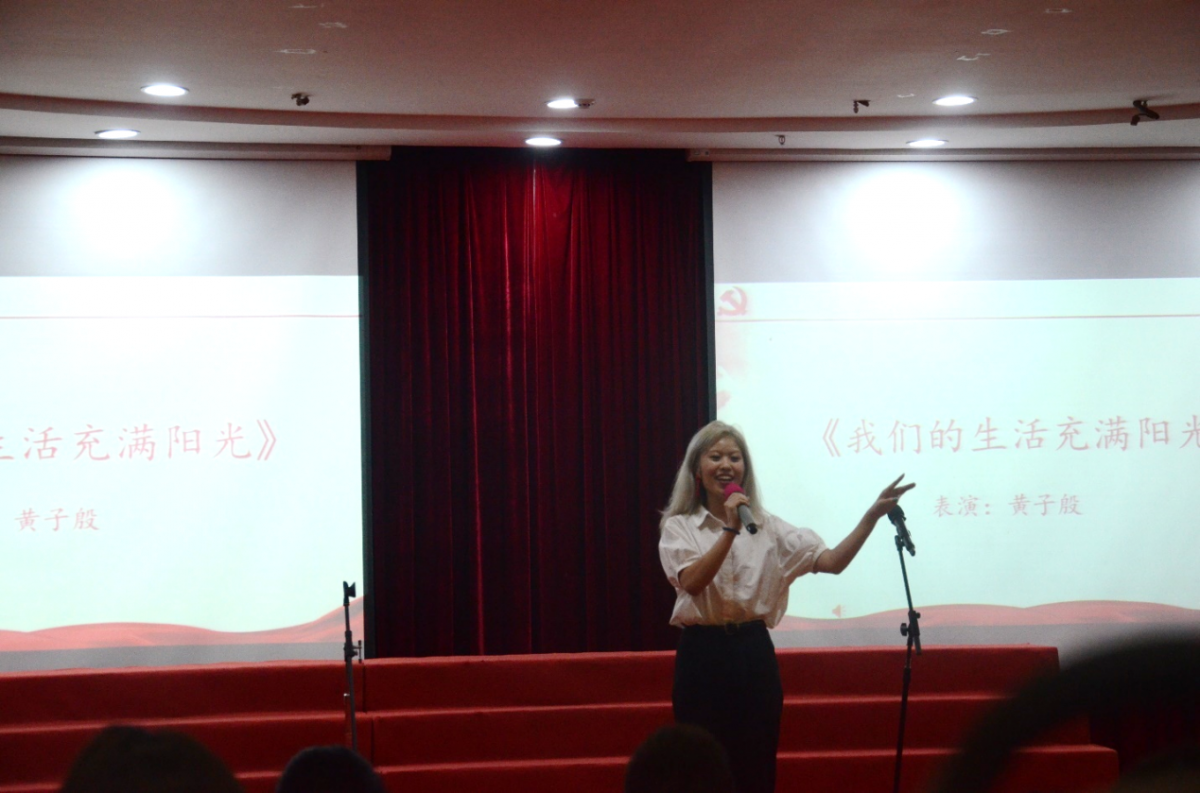 黄子殷同学演唱《我们的生活充满阳光》