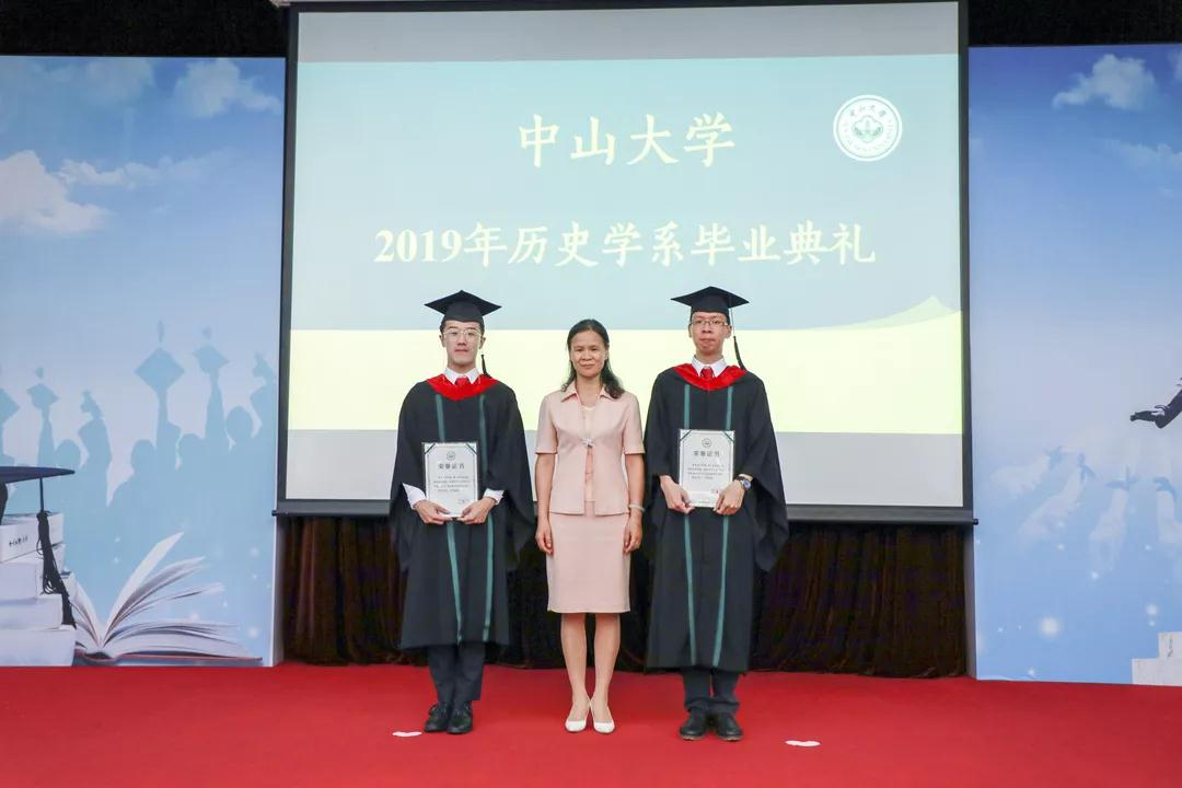 龙波书记颁发历史系校友基金优秀毕业生奖