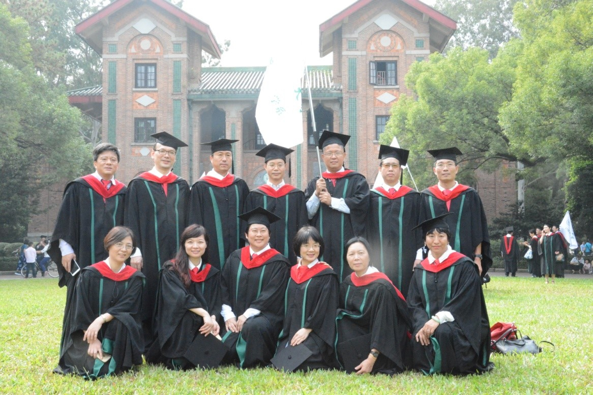 （仪式结束后，系友于校园中合影留念）