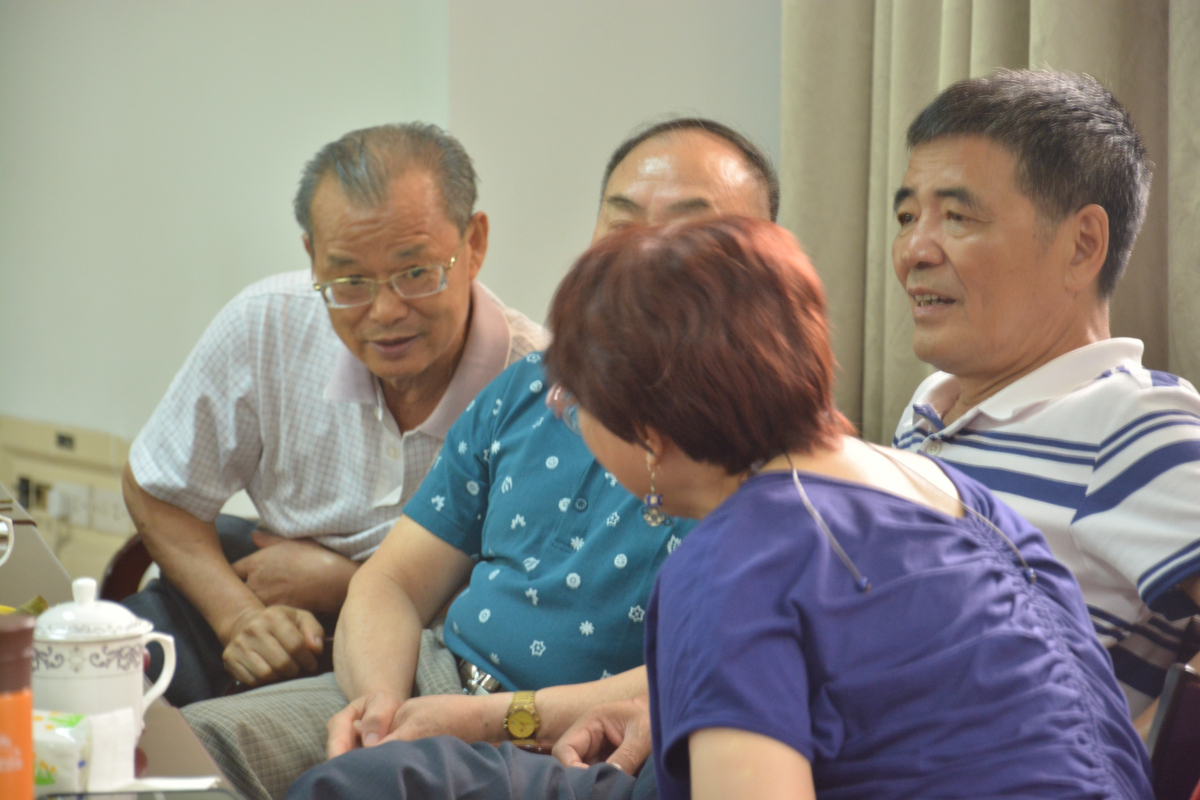 （师生之间亲切攀谈）