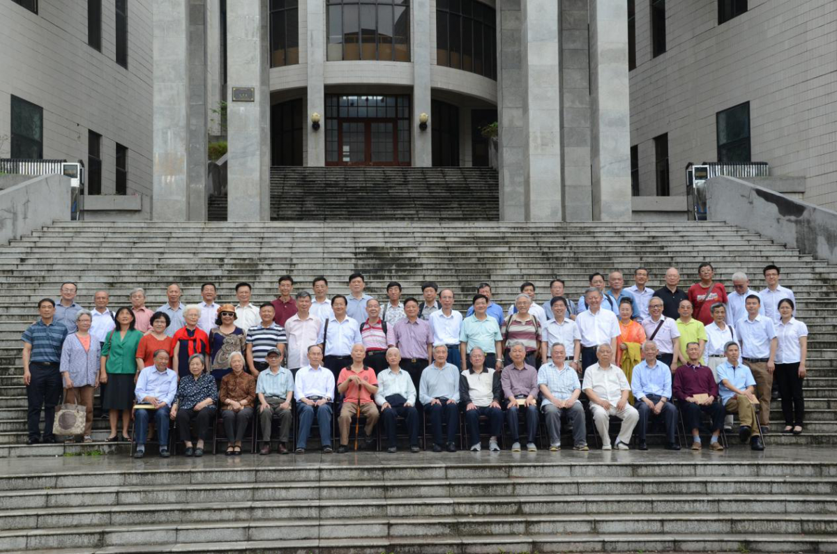 （师生合影留念）