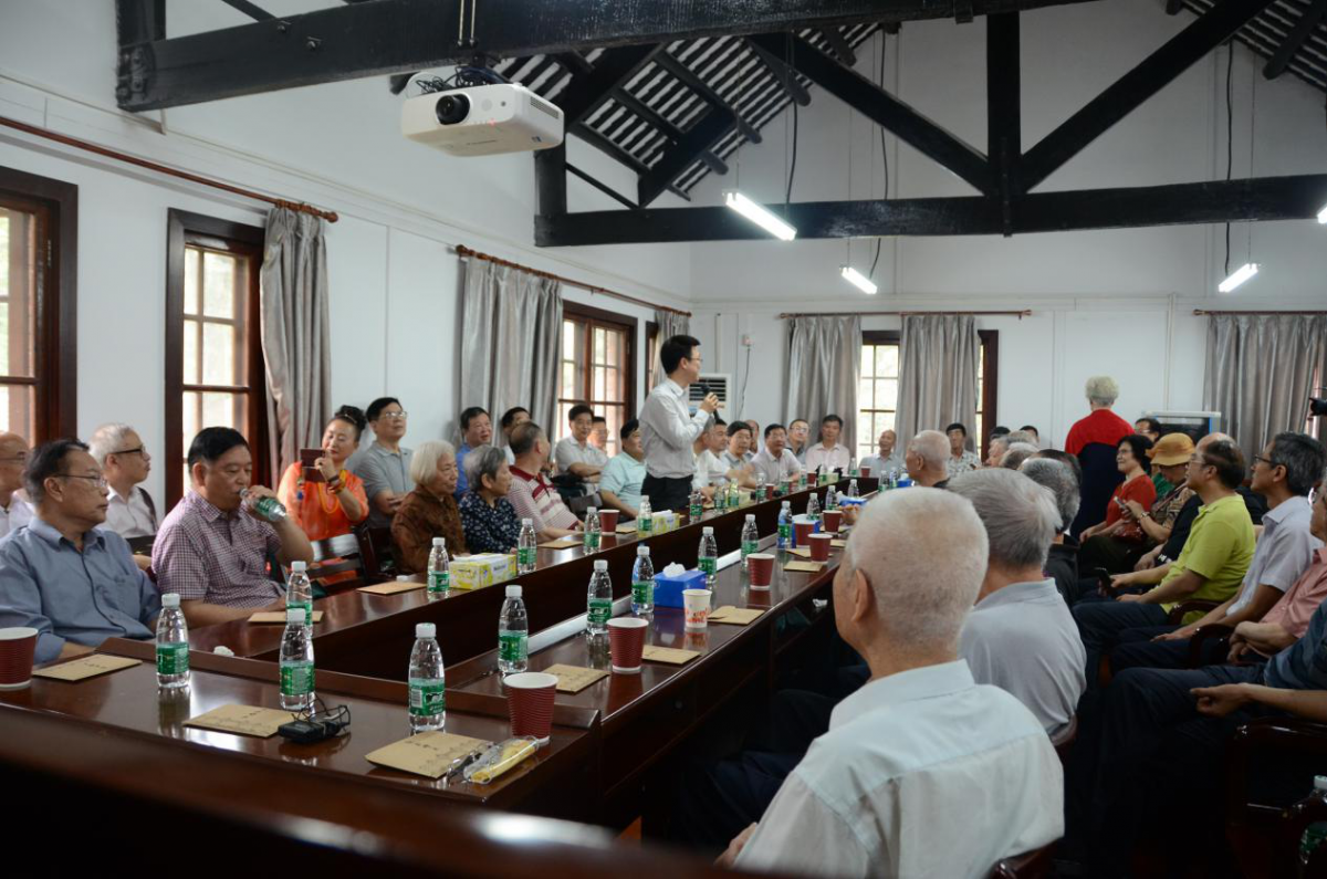 （我系系主任谢湜向系友介绍我系情况）
