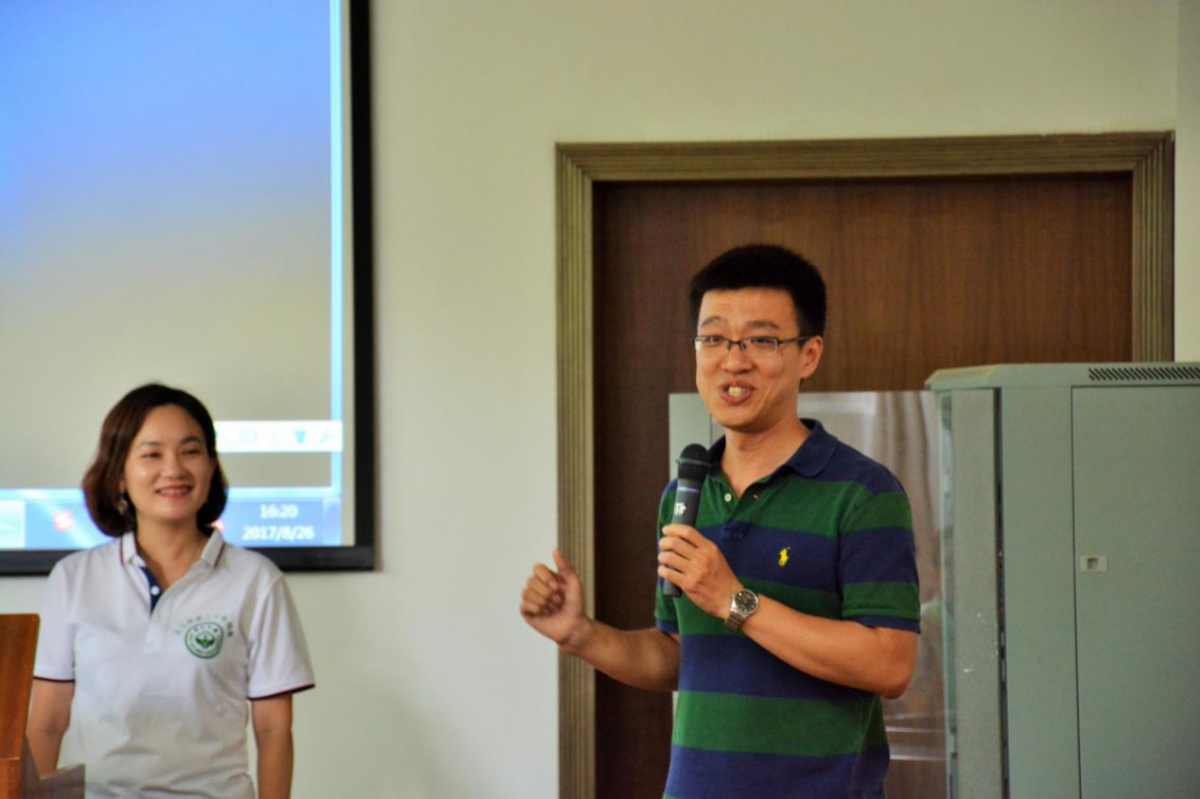 （系主任谢湜老师发言）