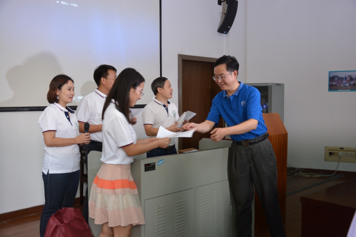 （系党委书记赵立彬老师为校友发放成绩单和登记照）