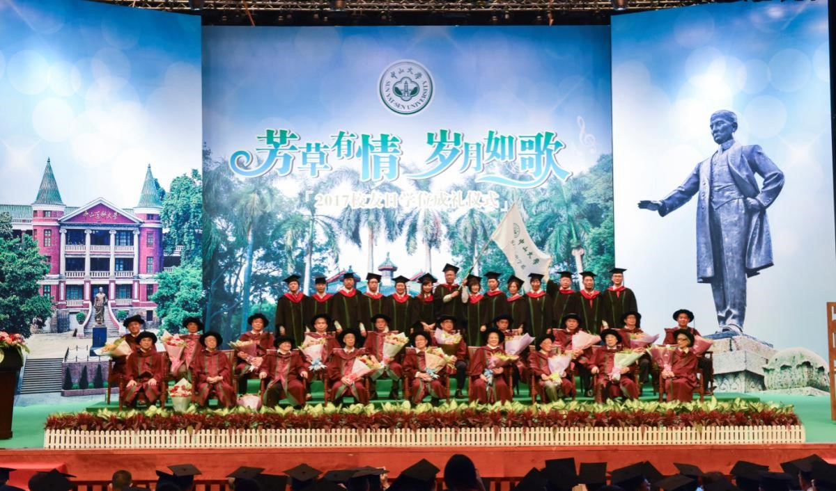  （系友与主礼教授合影留念）