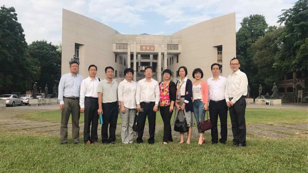 （系友于永芳堂前合影）