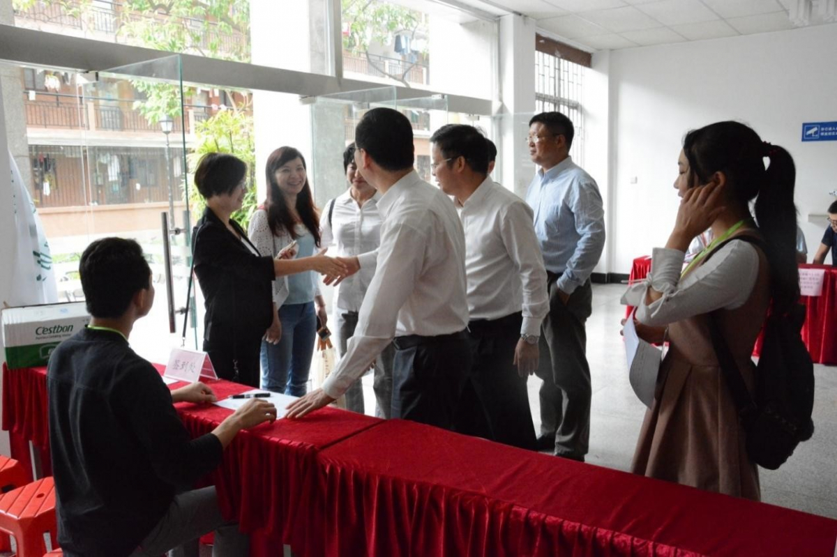 （系友到永芳堂内签到领取学士服）