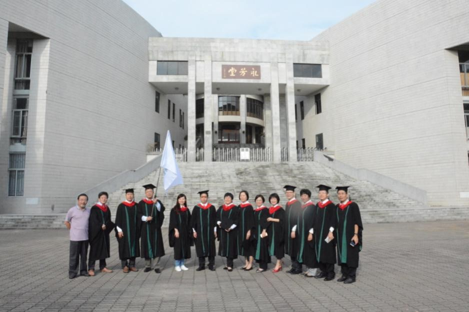 （系友换上学士服后于永芳堂前合影）