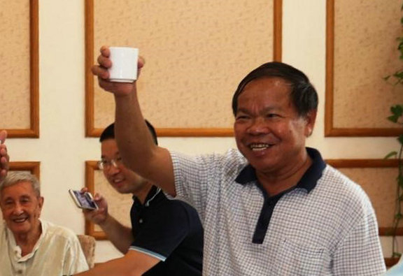 （老五届联谊会执行会长招国富向大家致词）