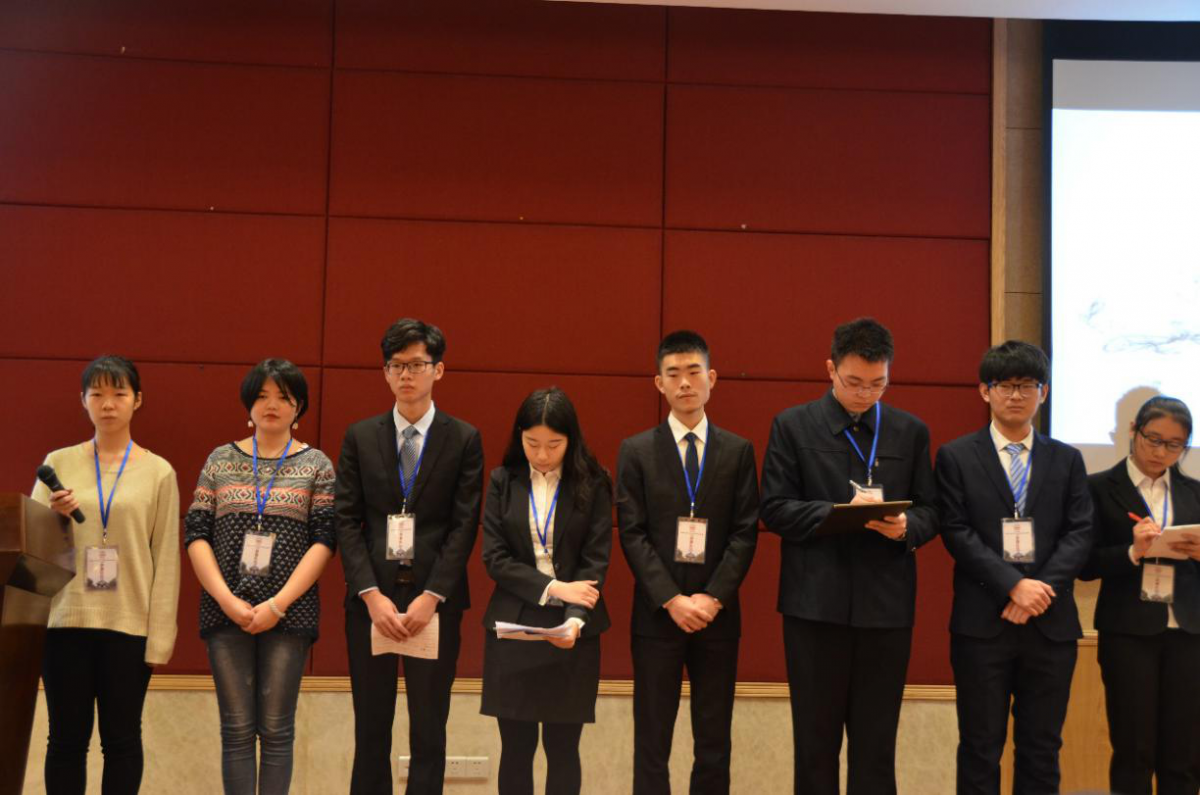 （集体答辩的选手们）