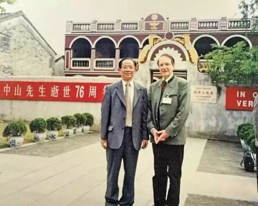 2001年，林家有与德国孙中山研究专家金德曼于中山市孙中山故居纪念馆合影