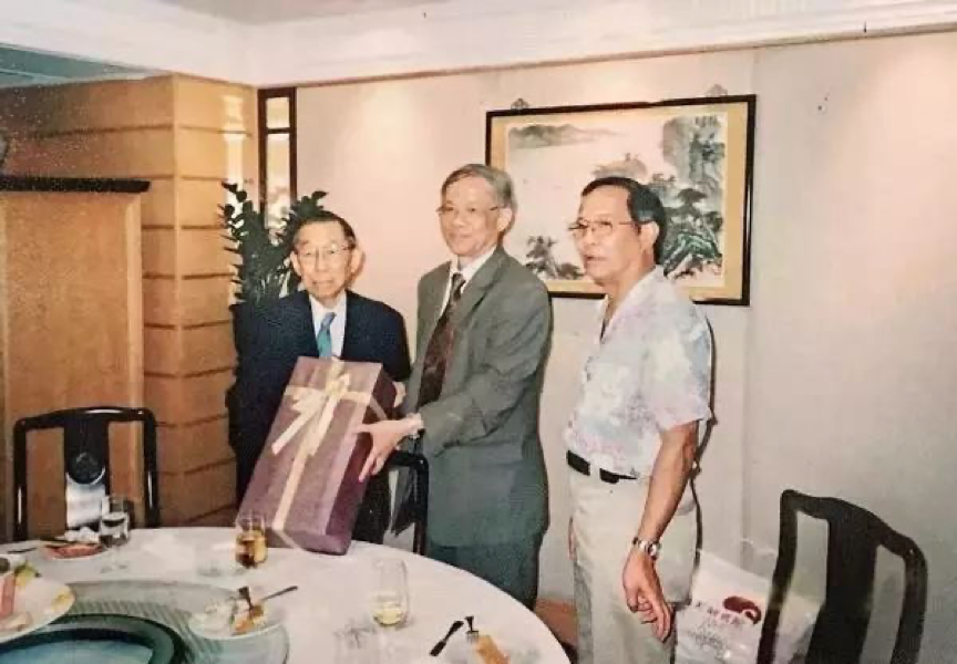 2004年，孙中山孙子孙治平（左一）向孙中山研究所赠送孙中山手书《建国方略