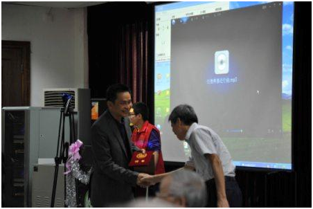 历史系校友会会长陈树良为沙力铭校友颁发名誉会长聘书