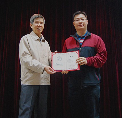 会长陈树良老师向理事颁发聘书