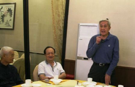 学生尊师爱校，老校长胡守为激动感概