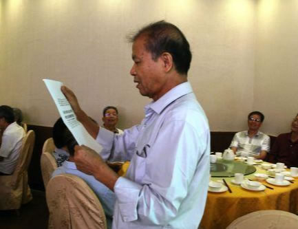 63级校友庞平伟代表全级向母校送上对联