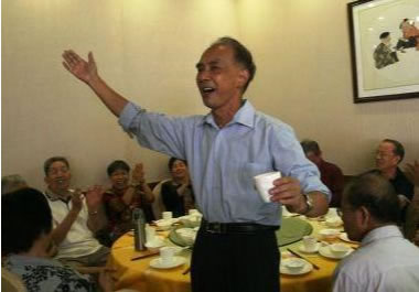 63年校友曾妙奎高歌一曲献母校 &nbsp;