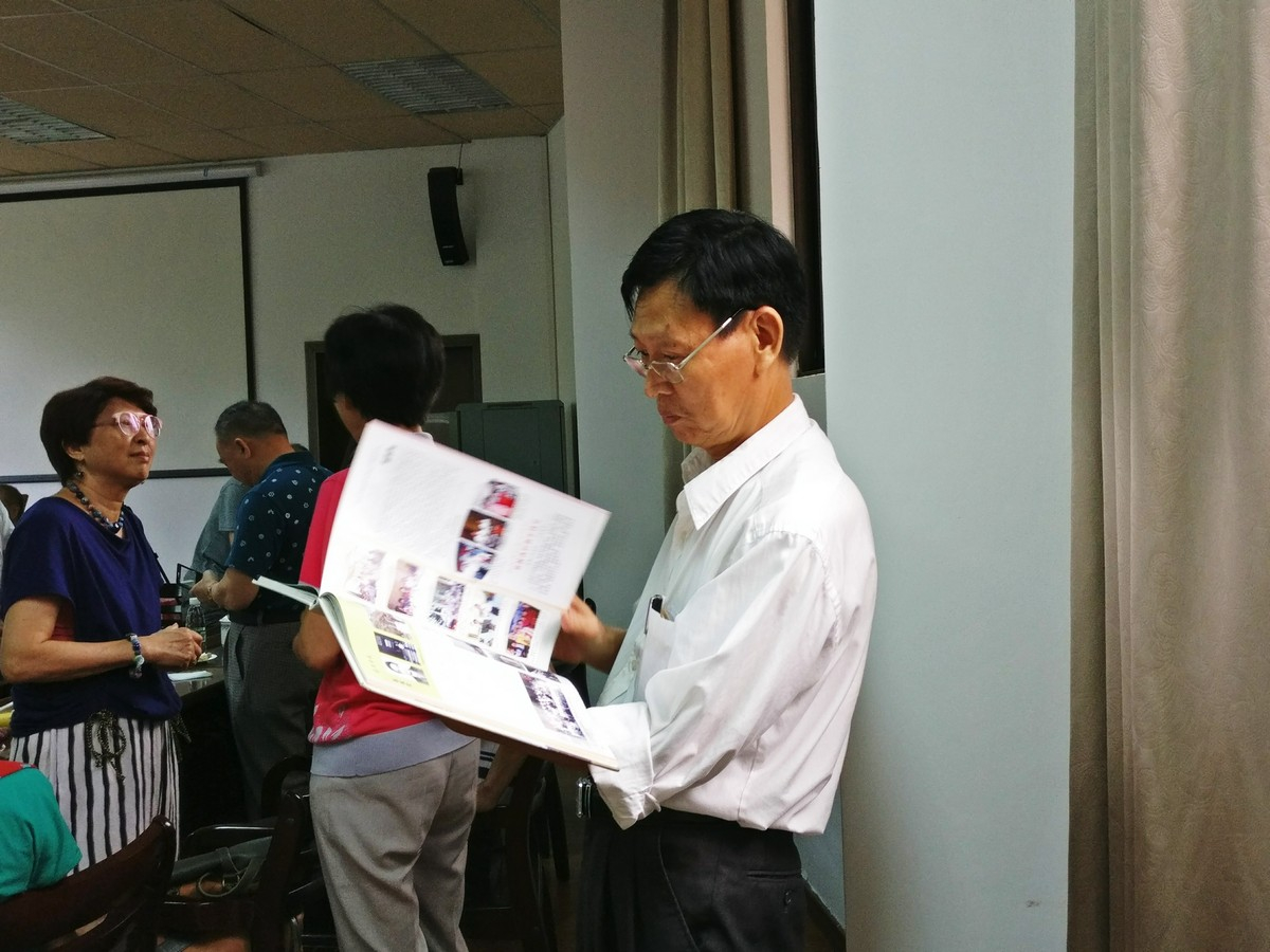 校友翻看当年的纪念册