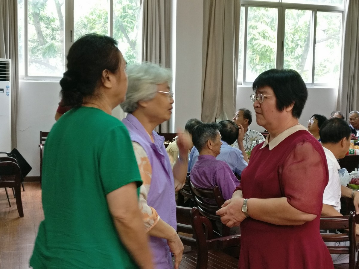 同学之间亲密交谈