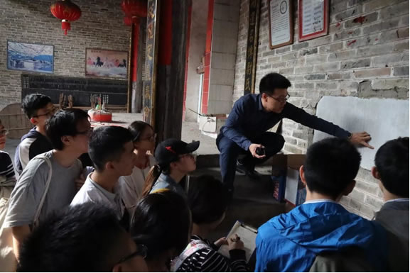 谢湜老师给同学们讲解《仓谷碑记》