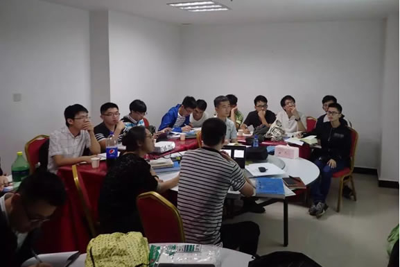 师生在课程第一次全体会议上