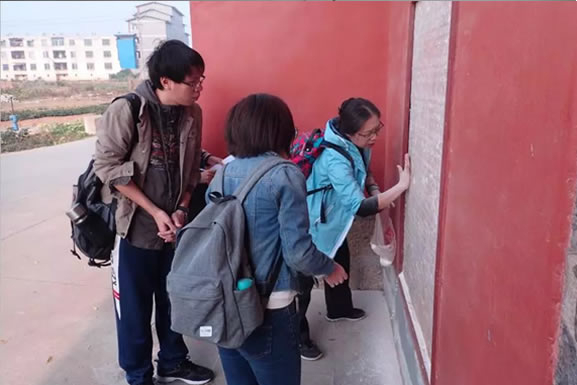 于薇老师在豸山寺门口的石碑前为同学们演示上粉