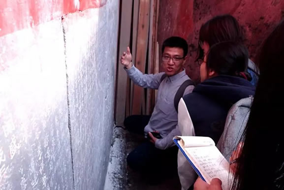 谢湜老师给同学们讲解碑刻内容