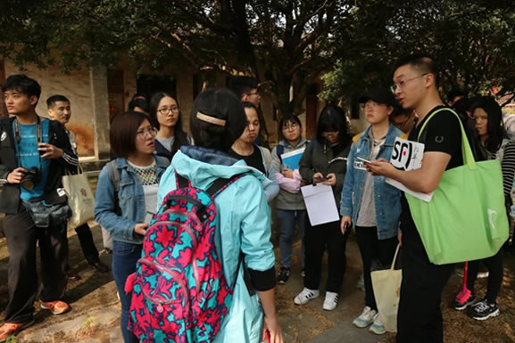 于薇老师在江华文庙为同学们讲解