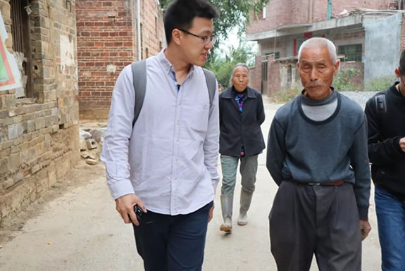 谢湜老师与村内老人交谈