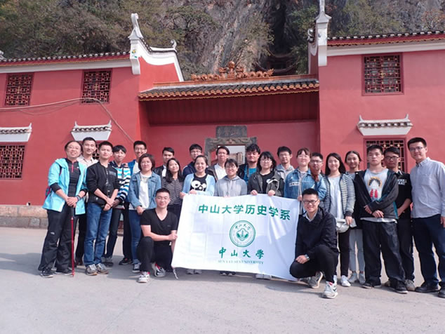 师生在豸山寺前合照