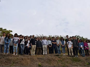 口述史小组全体师生在古道上合影留念