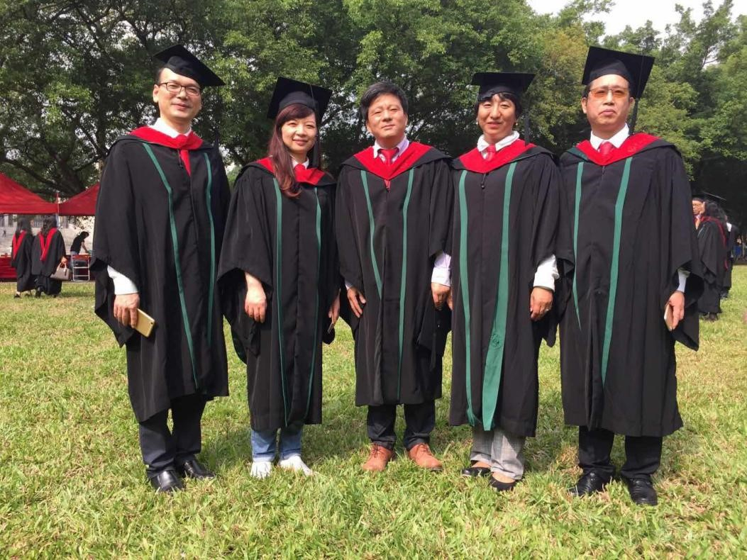 仪式结束后，系友于校园中合影留念