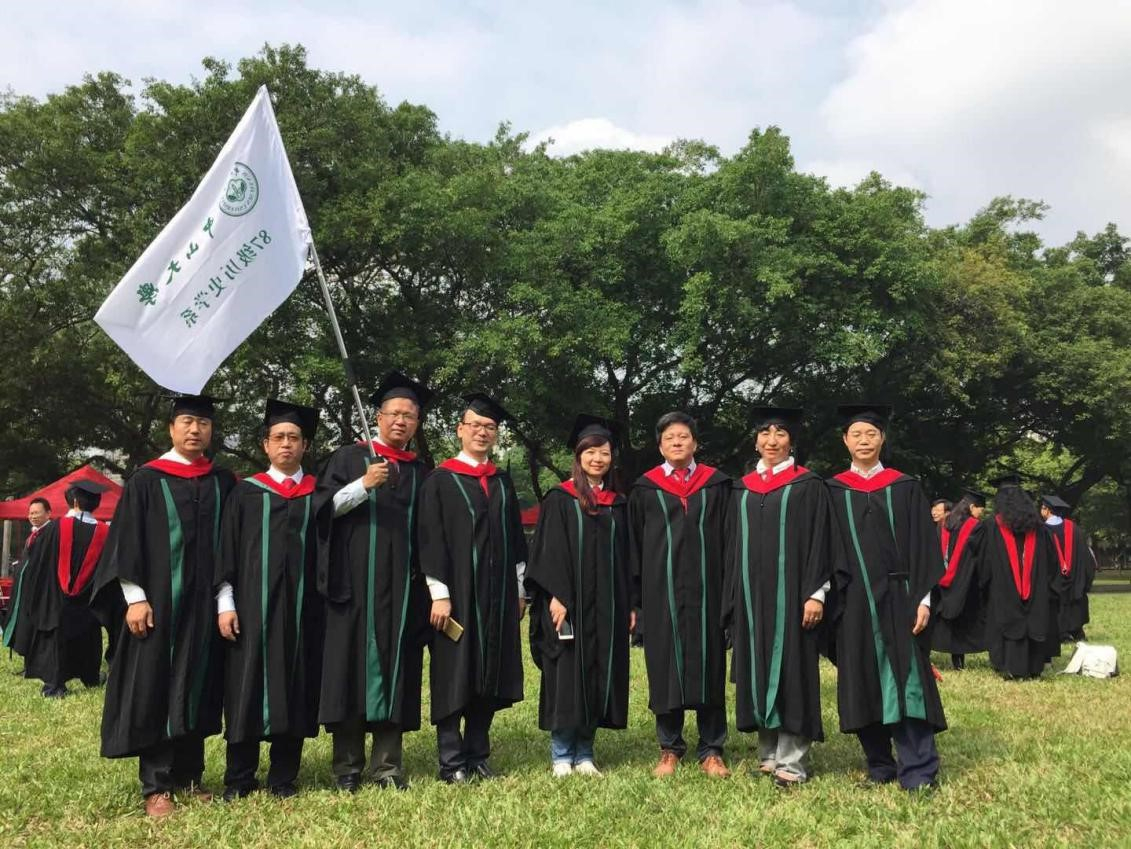 仪式结束后，系友于校园中合影留念