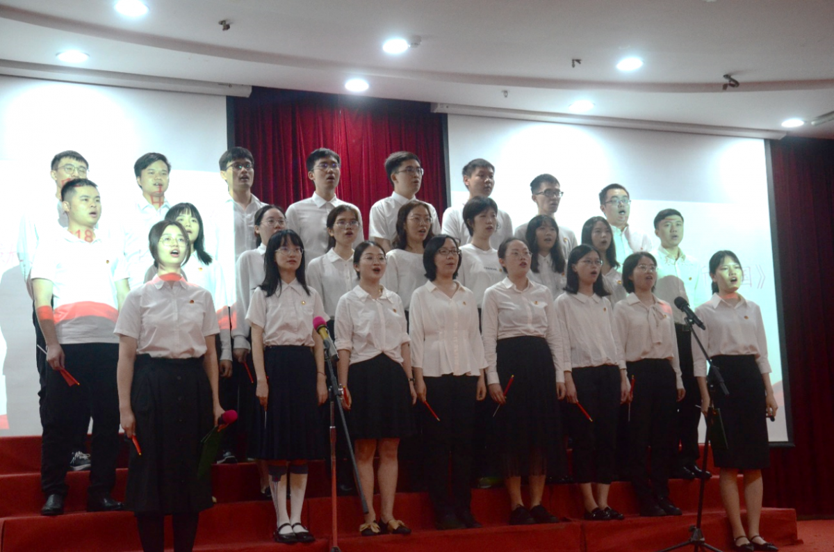 2018级硕士生团支部、2018级博士生团支部联队演唱《没有共产党就没有新中国》