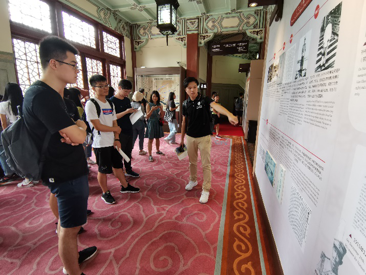 2018级硕士预备党员黄力为同学们讲解