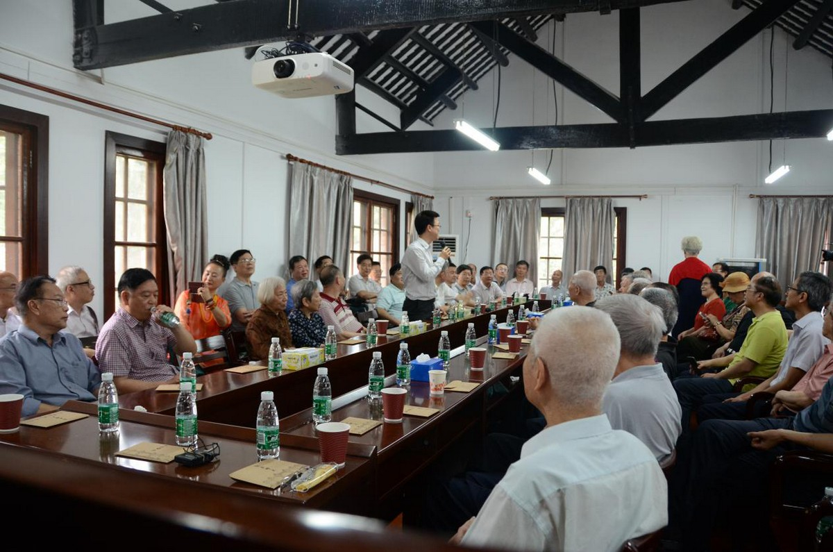 我系系主任谢湜向系友介绍我系情况