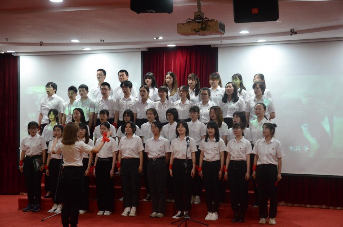 2019级本科生团支部演唱《渴望光荣》