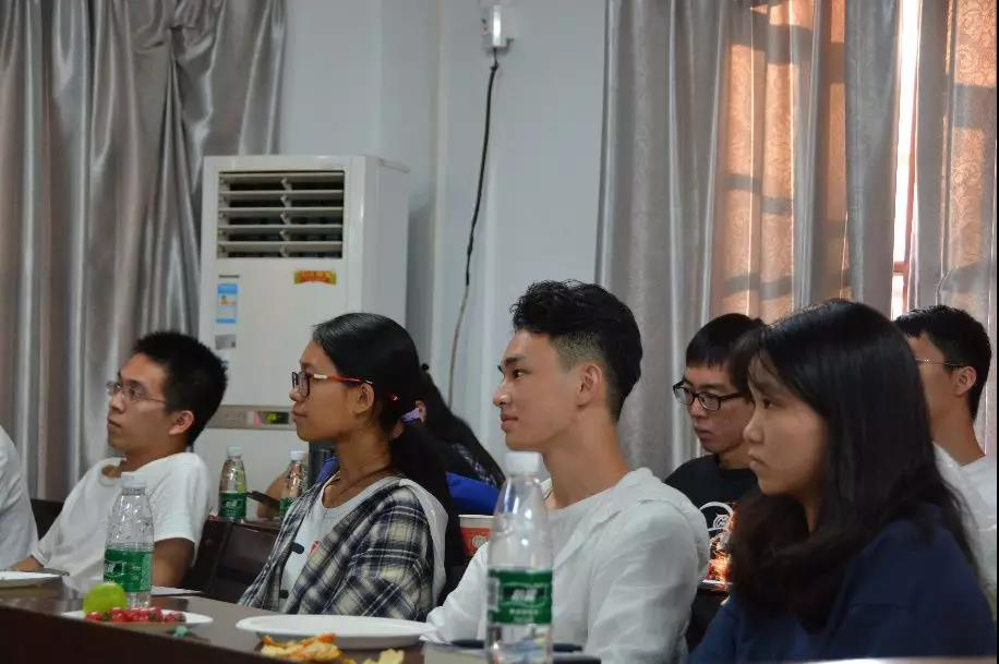 学弟学妹们认真地聆听