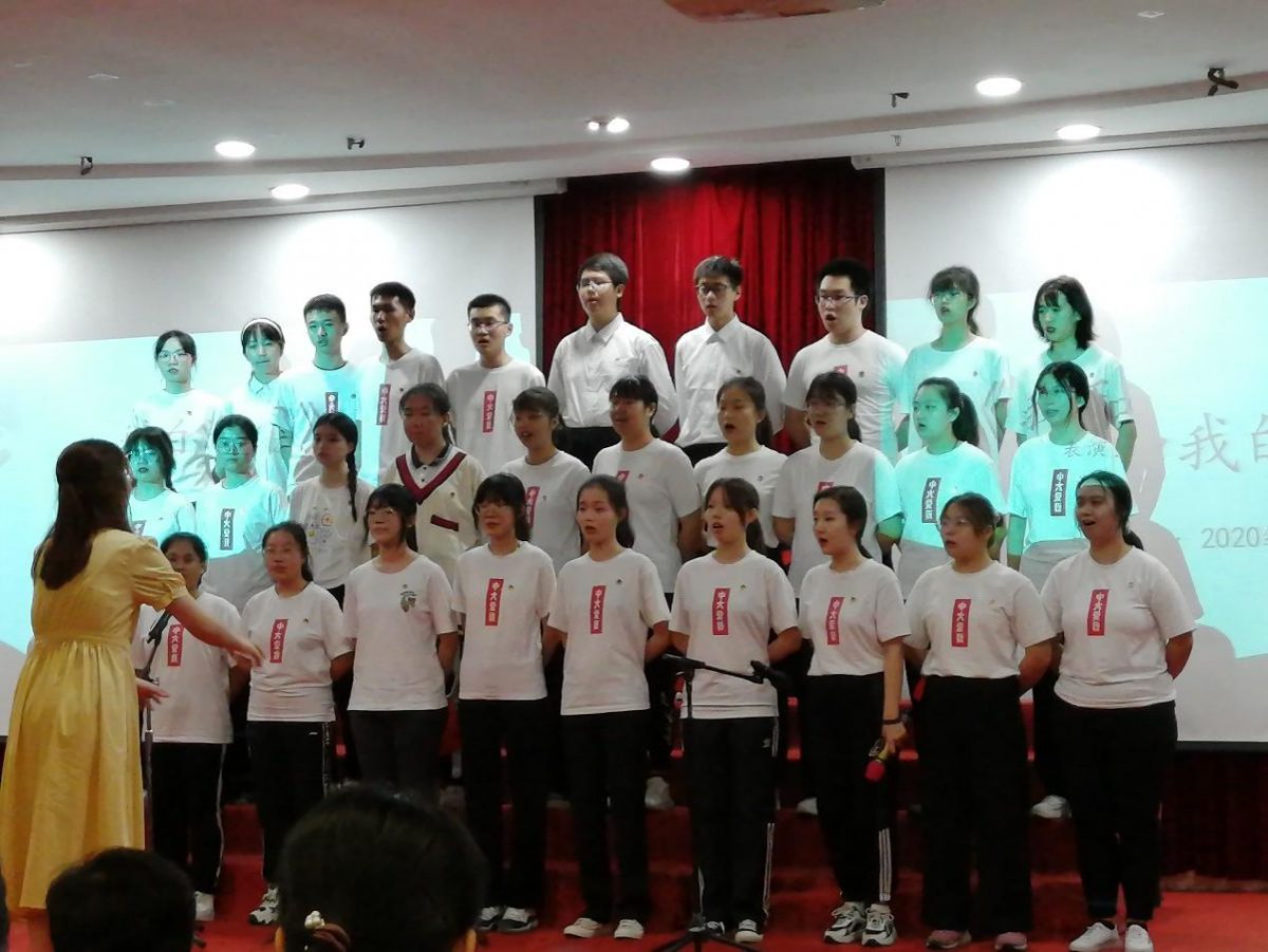 2020级本科生团支部演唱《我和我的祖国》