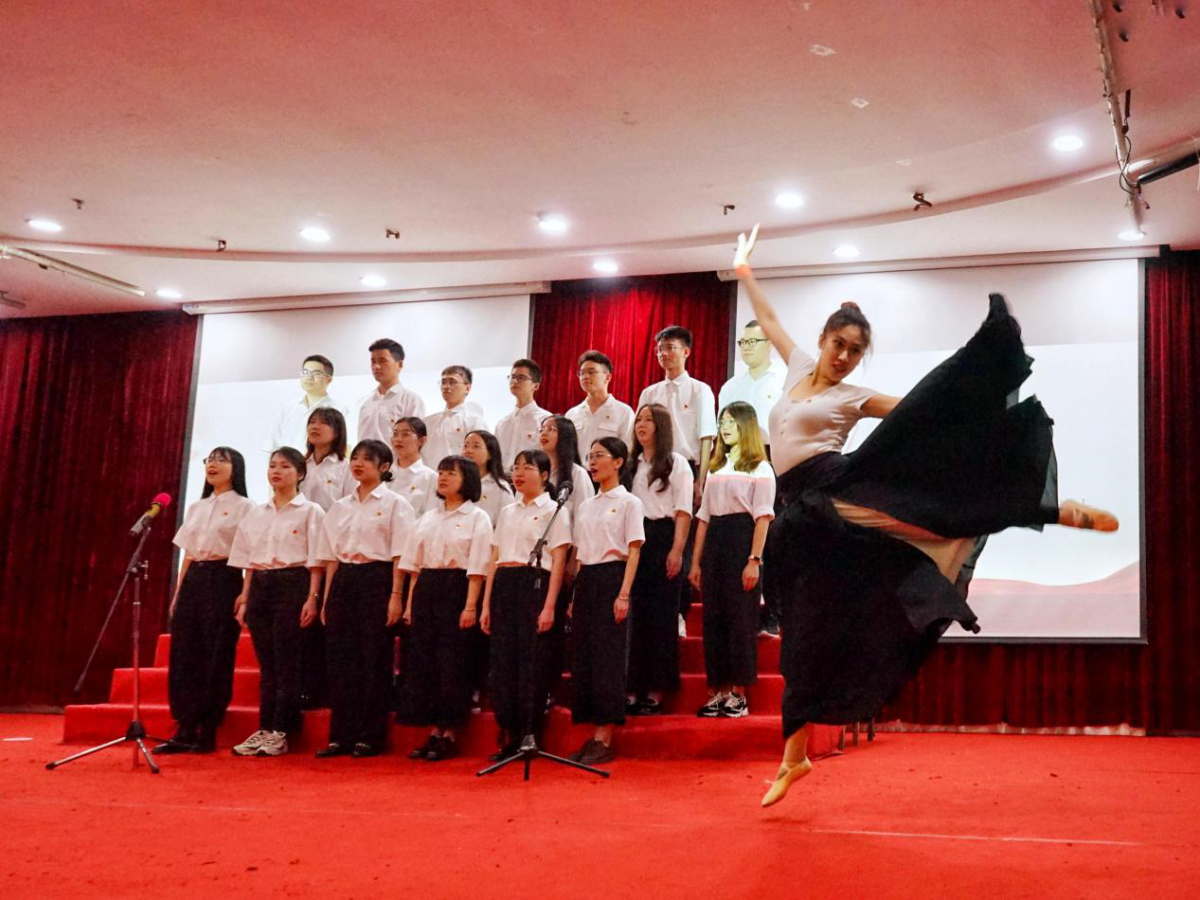 2020级硕士生团支部、2019级硕士生团支部及2019级博士生团支部联队演唱《国家》