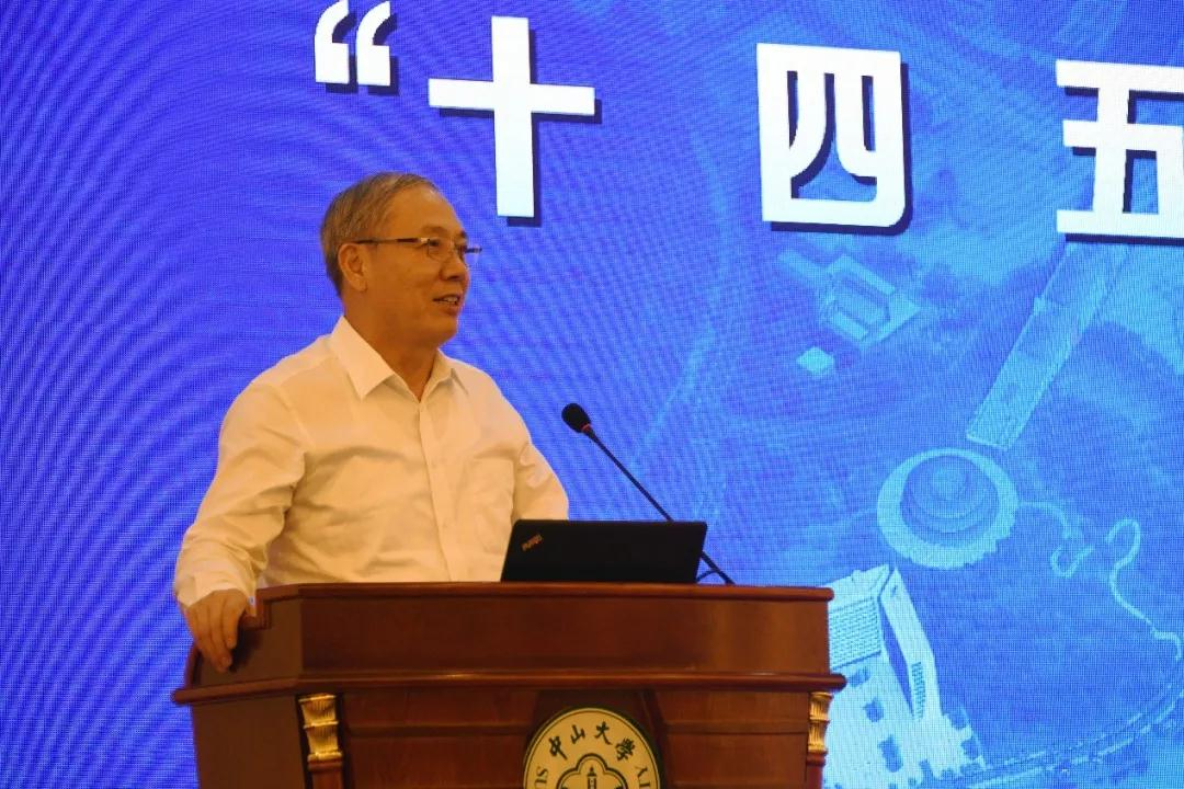 罗俊校长主持专题报告会（摄影记者：郝俊）