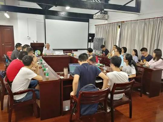 林家有教授为青年学生上党课