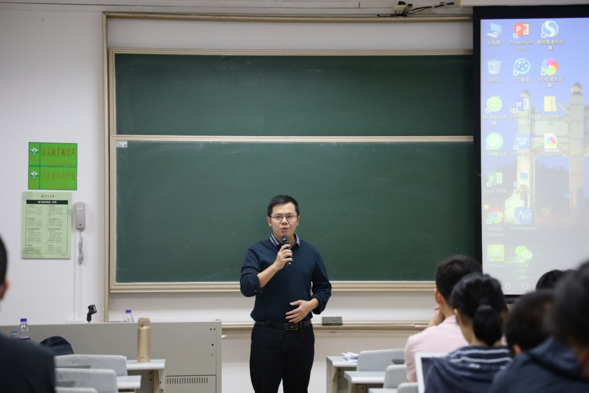 李欣荣老师在课上发言