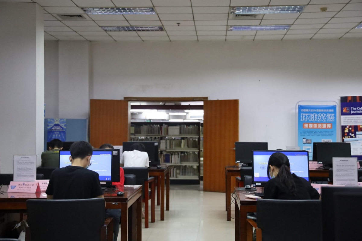 同学们自行取书在阅览区阅读或自习，最大程度上模拟逃生前的状态。