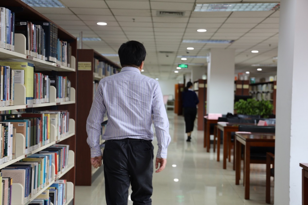 演习开始前，图书馆馆长何文平老师再三对各个安全出口进行了检查，确认都处于开启状态，可以逃生。