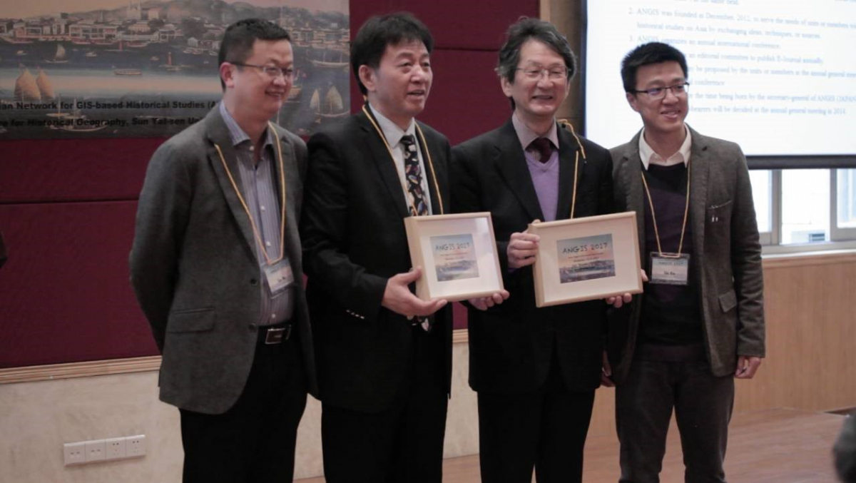 304am永利历史地理研究中心主任吴滔教授为两位嘉宾送上纪念品