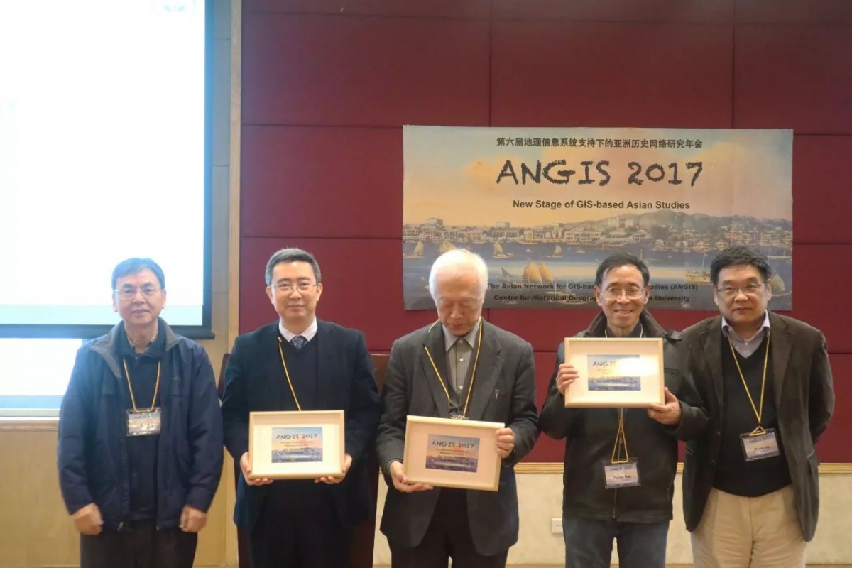 刘志伟教授和范毅军教授为演讲嘉宾送上纪念品